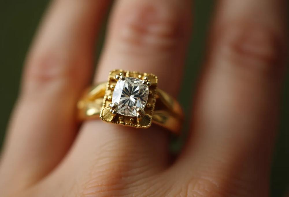 Gold ring-baacb3019e564fcab16acd4c8d5c3001.jpg Gold ring